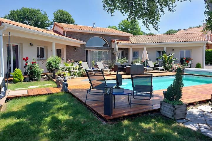 Location de vacances pour 4 personnes, avec piscine ainsi que jardin et jacuzzi à Égliseneuve-près-Billom