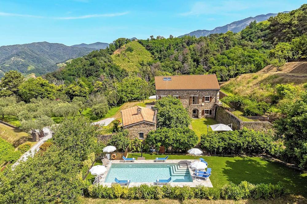 Convento La Perla - an old renovated private villa with swimming pool in Carrara in Carrara, Italienische Riviera