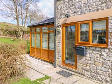 Log Cabin for 4 People in Buxton, Peak District, Photo 3