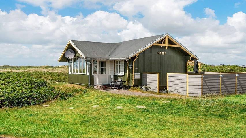 Ferieudlejning for 4 personer, med terrasse i Lakolk