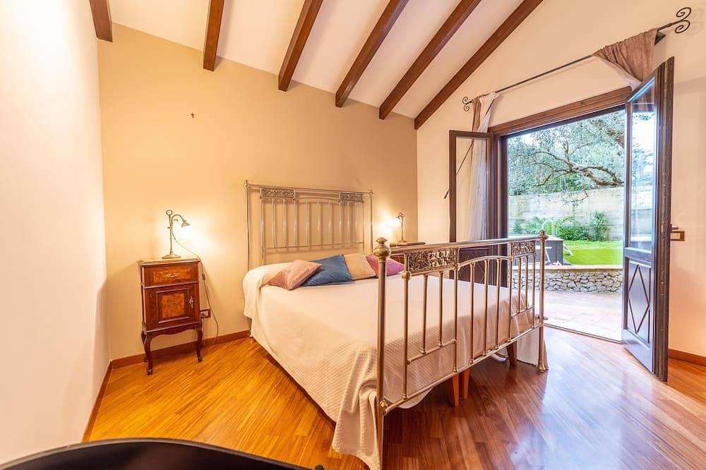 Elegant Sicilian house, pool, excellently finished, sea view in Carini, Palermo Province