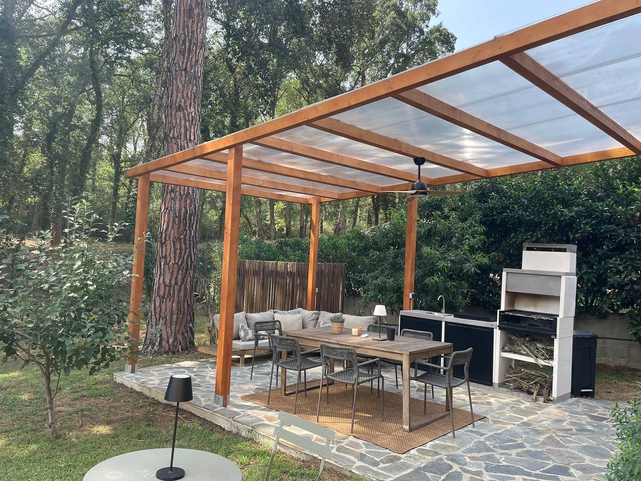 Apartamento entero, Apartamento en casa rural Baix Empordà cerca de la playa en medio del bosque. Gran jardín/barbacoa. in Caldas de Malavella, Costa Brava