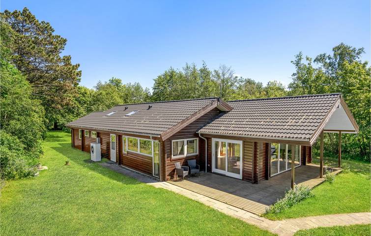 Ferieudlejning for 8 personer, med Terrasse og Jacuzzi samt Have i Fårevejle