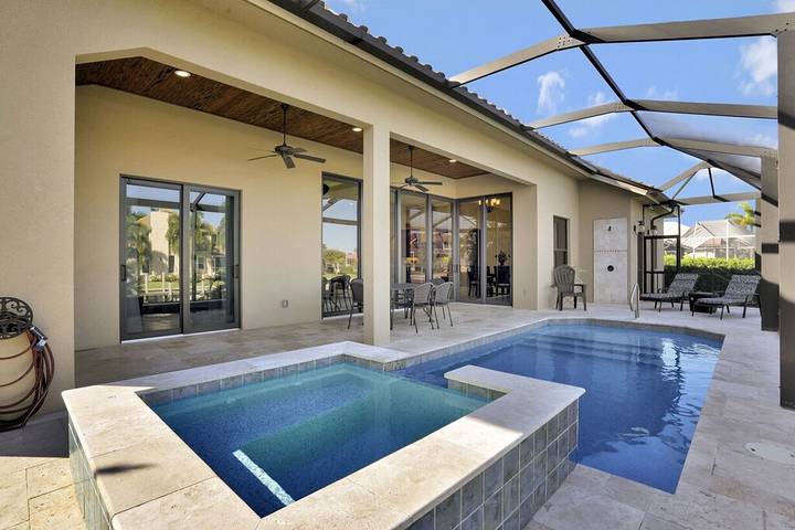 Vacation home for 8 people, with terrace and yard as well as hot tub in Marco Island