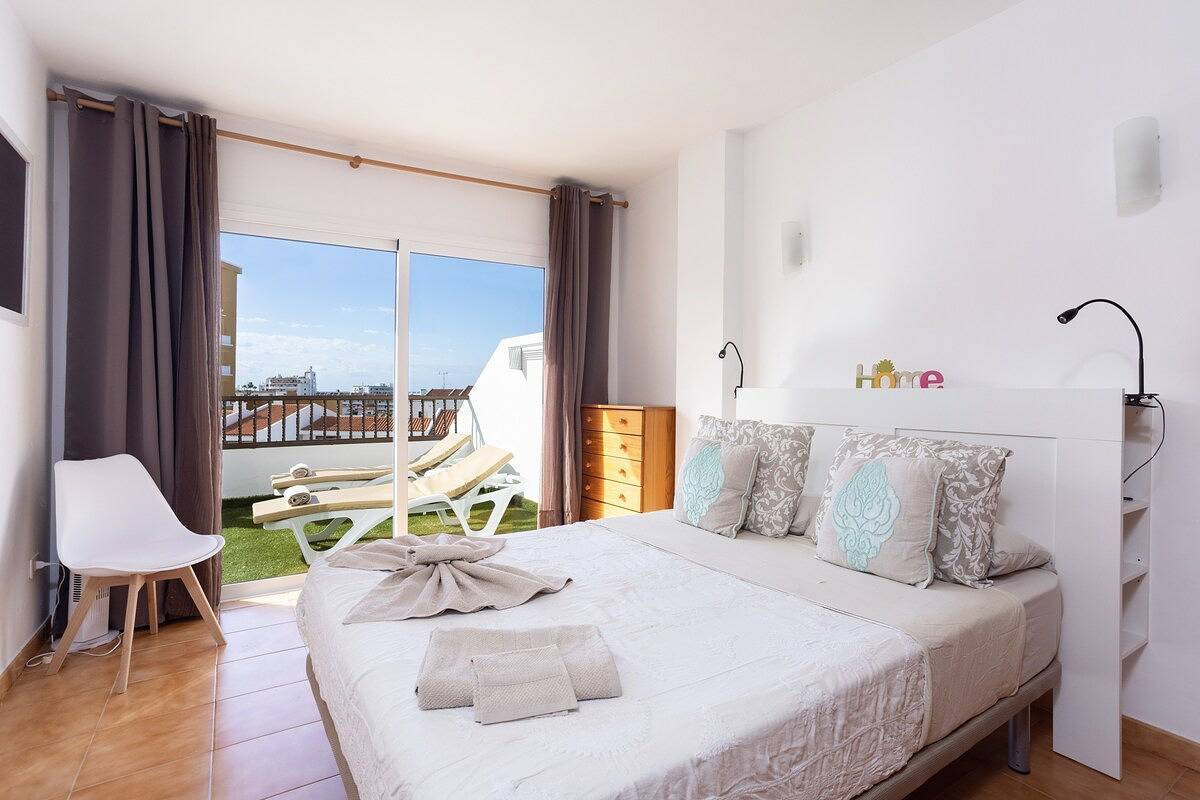 Ganze Wohnung, Ferienwohnung für 4 Personen mit Pool in Playa Puerto Colón, Adeje