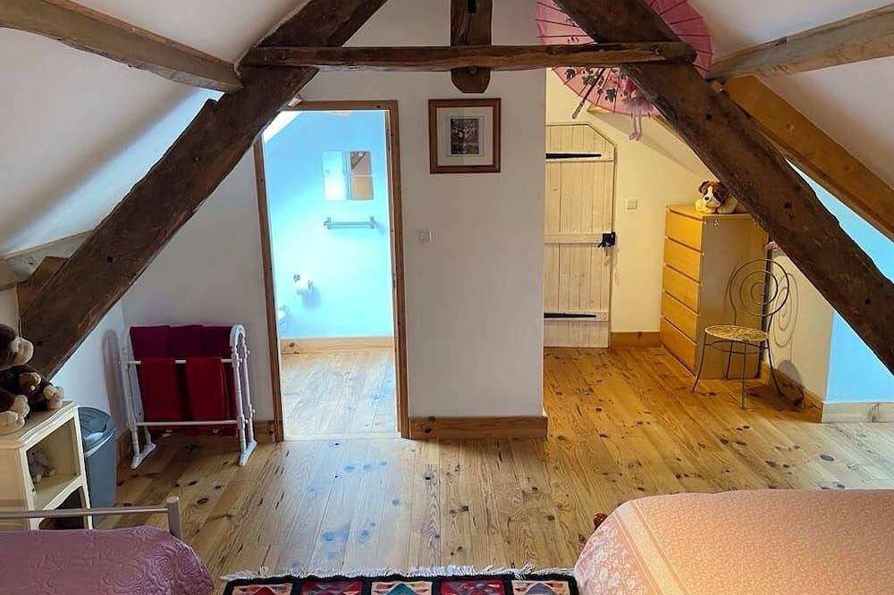 Charming Traditional Gite with Wifi in Lengronne - 5 bedrooms available in Lengronne, Région de Coutances