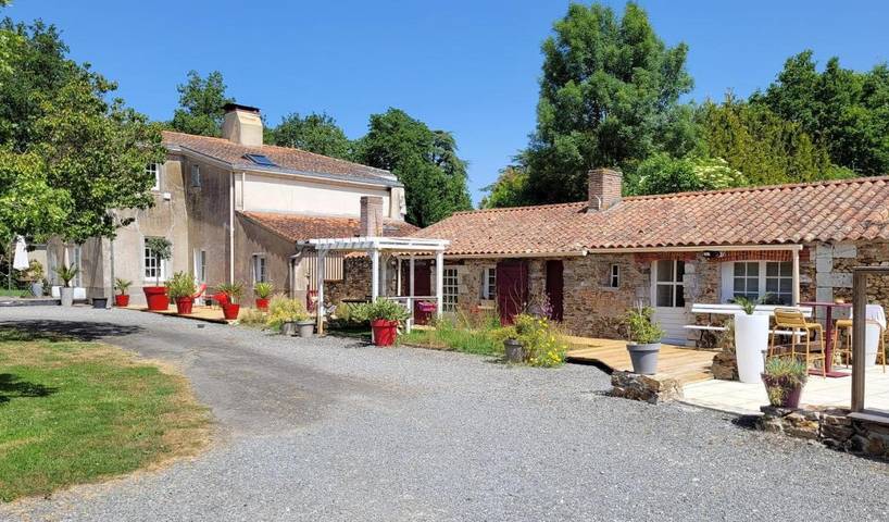 Maison d’hôte pour 2 personnes, avec Jacuzzi et Terrasse ainsi que Jardin et Piscine à Château-Thébaud
