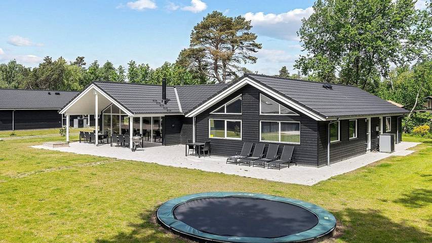 Ferieudlejning for 18 personer, med sauna og pool såvel som jacuzzi og terrasse, husdyr tilladt på Sjælland