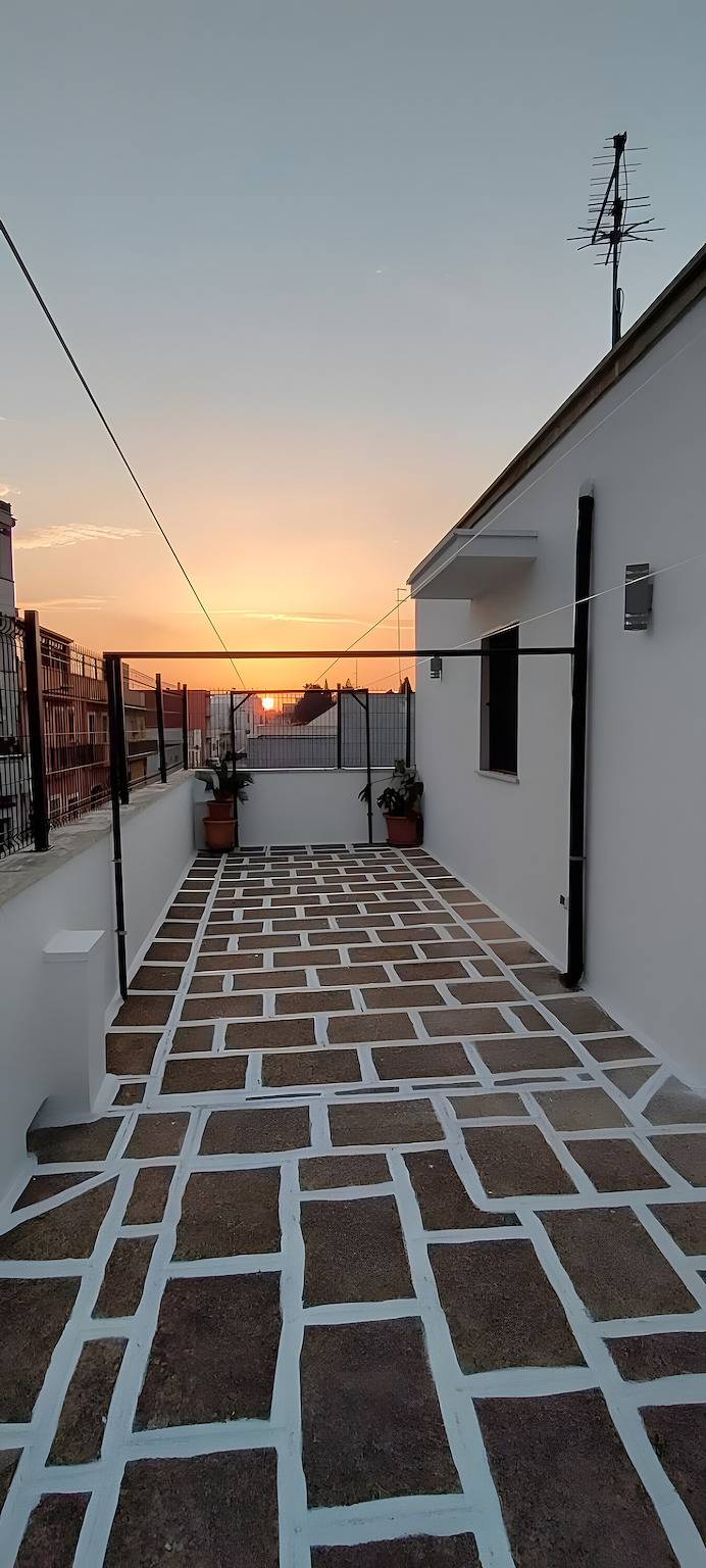 Apartamento entero, Apartamento 'L'aurora' con terraza compartida, Wi-Fi y aire acondicionado in San Vito dei Normanni, Salento