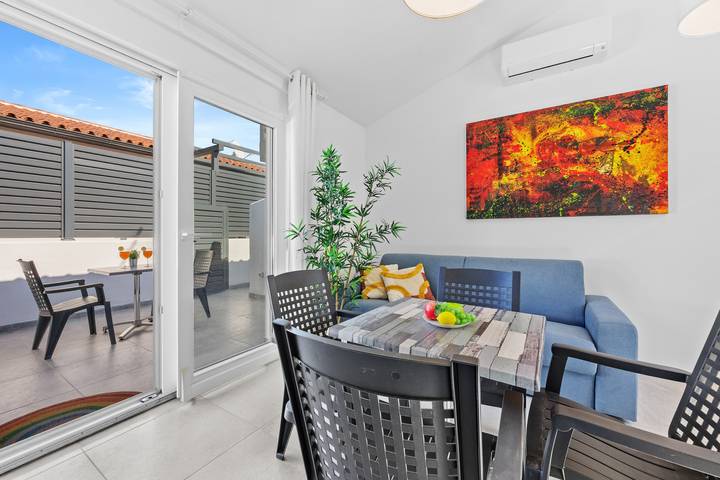 Ferienwohnung für 4 Personen, mit Terrasse und Garten in Peroj