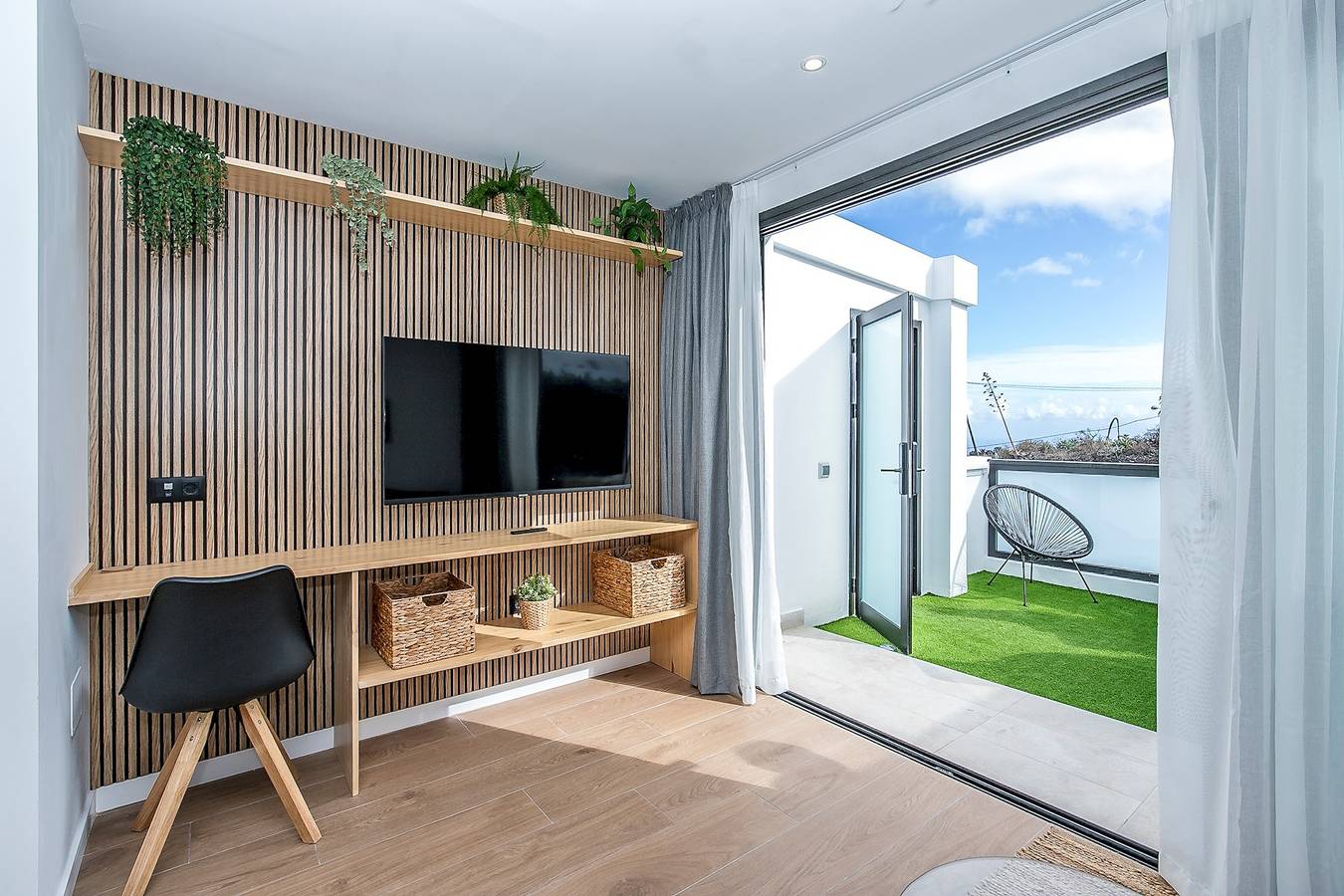 Entire apartment, Lea´s Modern Attic Escape with Peaceful Terrace in Santa Cruz de Tenerife, South Tenerife