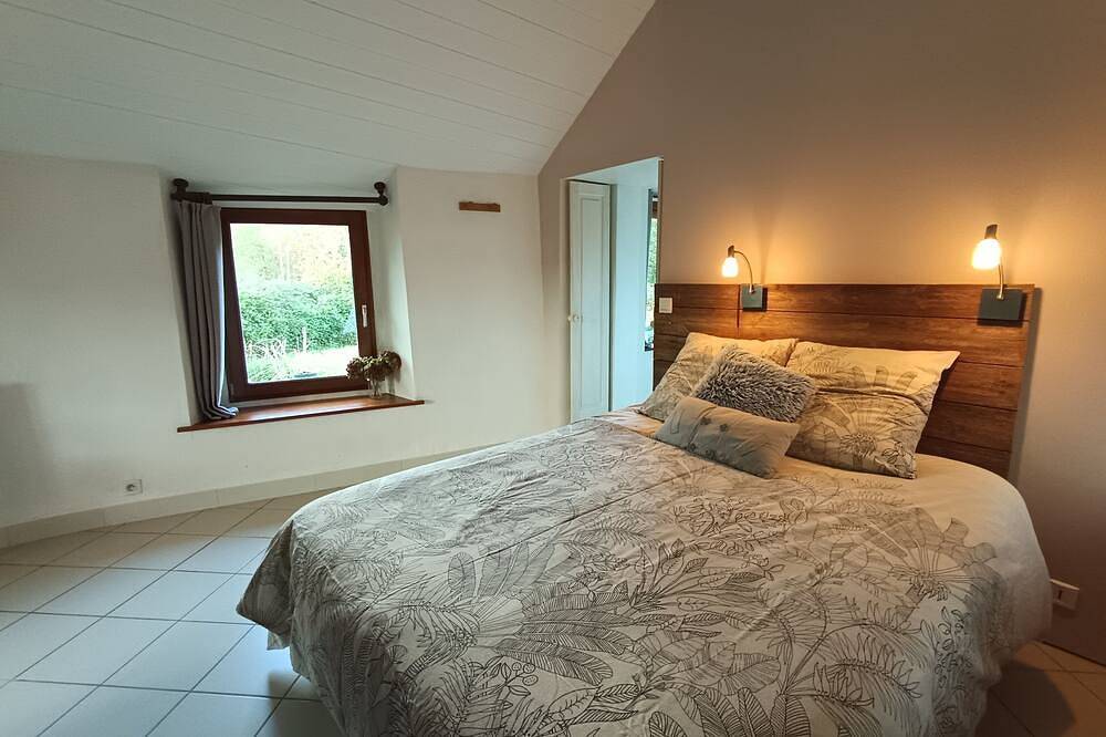 Kleines Romantisches Landhaus mit Terrasse, 4 km vom Strand entfernt in Les Moitiers-d'Allonne, Côte de la Déroute