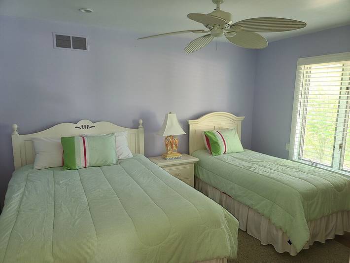 Vacation house for 12 people, with yard in Delaware