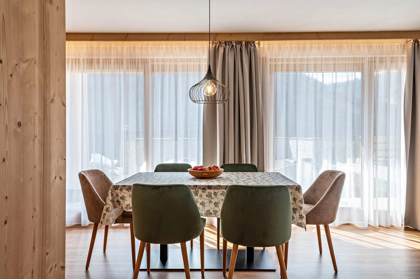 Appartamento intero, Appartamento "Les Ciases Chalets Dolomites Apt 2" con balcone privato, sauna in comune e Wi-Fi in San Vigilio di Marebbe, Marebbe