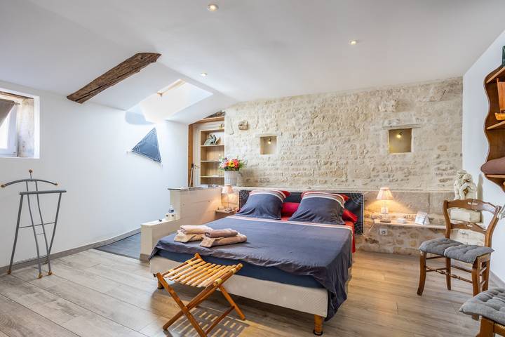 Guest Room "Chez Jacques - Océanide" with Private Terrace, Wi-Fi and Air Conditioning in Saint-Martin-de-Fraigneau, Fontenay-le-Comte
