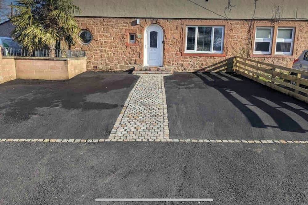 Entire apartment, 2-bedroom apartment in lovely Dumfries with hot tub & disability enabled access in Dumfries, Dumfries and Galloway