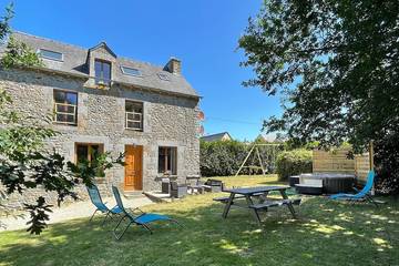 Gîte pour 9 personnes, avec jacuzzi, animaux acceptés à Pleugueneuc