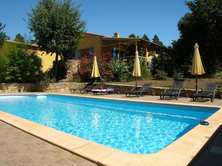 Villa pour 4 personnes, avec piscine ainsi que jardin et terrasse à Montauroux