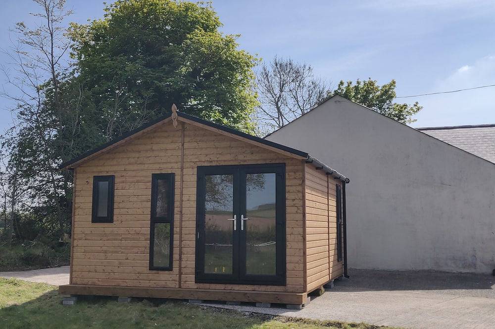 Cosy Log Cabin - views of Scrabo Tower in Comber, Strangford Lough