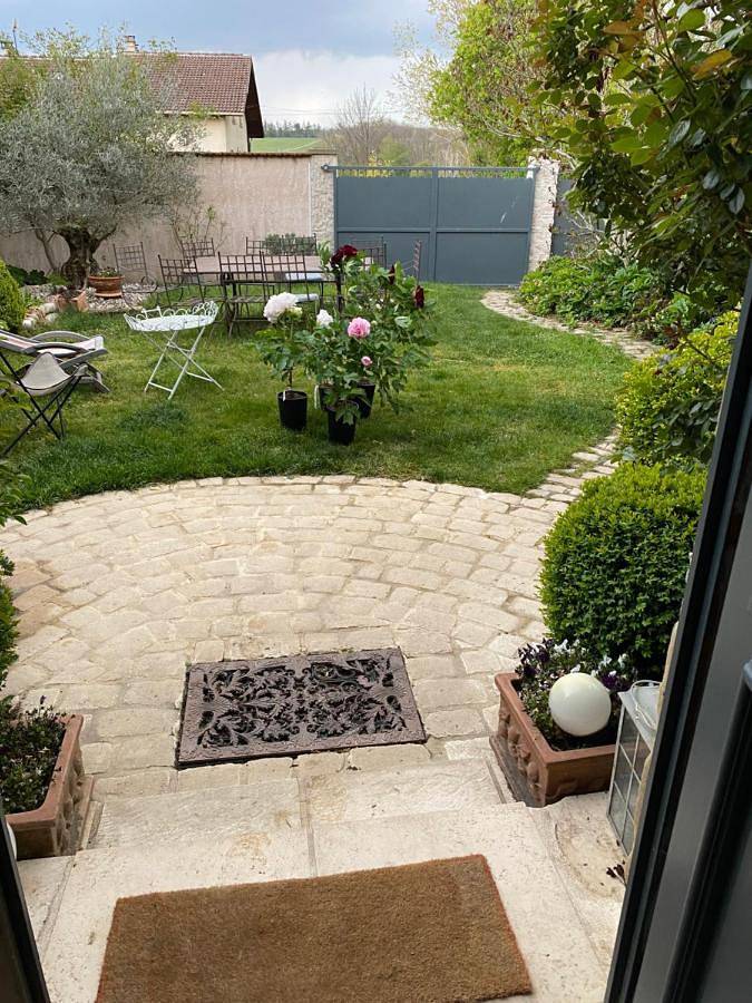Chambre d’hôte pour 3 personnes, avec Terrasse et Jardin ainsi que Piscine et Vue dans l' Isère - 2
