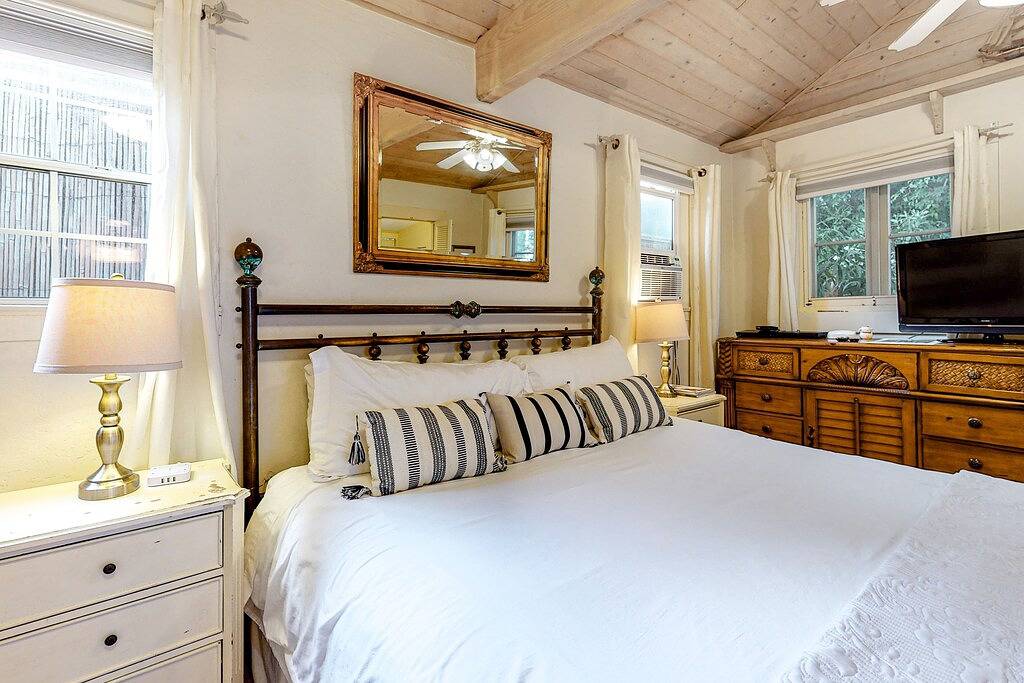 Coastal cottage with private patio - 2 minute walk to beach in Santa Barbara, Santa Barbara County