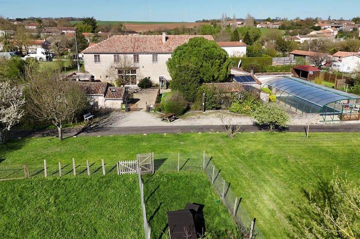Location de vacances pour 34 personnes, avec jardin à Theil-Rabier