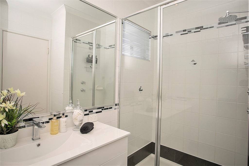 “Waterlily House” - Luxury Mandurah Canal Holiday Home - Jetty, Bbq, Sleeps 14 in Mandurah, Western Australia