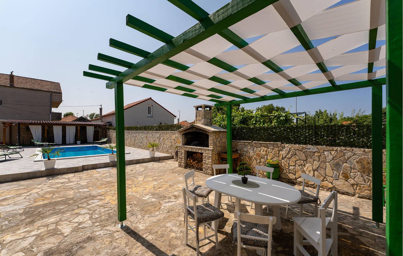 Charmante 2-Zimmer-Wohnung mit Pool und Terrasse in der Nähe des Stadtzentrums von Benkovac in Benkovac, Grad Benkovac