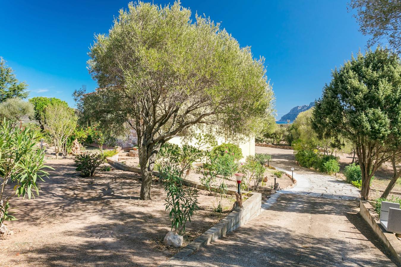 Appartamento intero, Appartamento "Casa Relax" con vista sulle montagne e sul mare, giardino, Wi-Fi e terrazza in Loiri Porto San Paolo, Olbia-Tempio