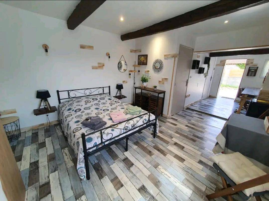 Double Room with Pool View in Pierre-de-Bresse, Région de Louhans