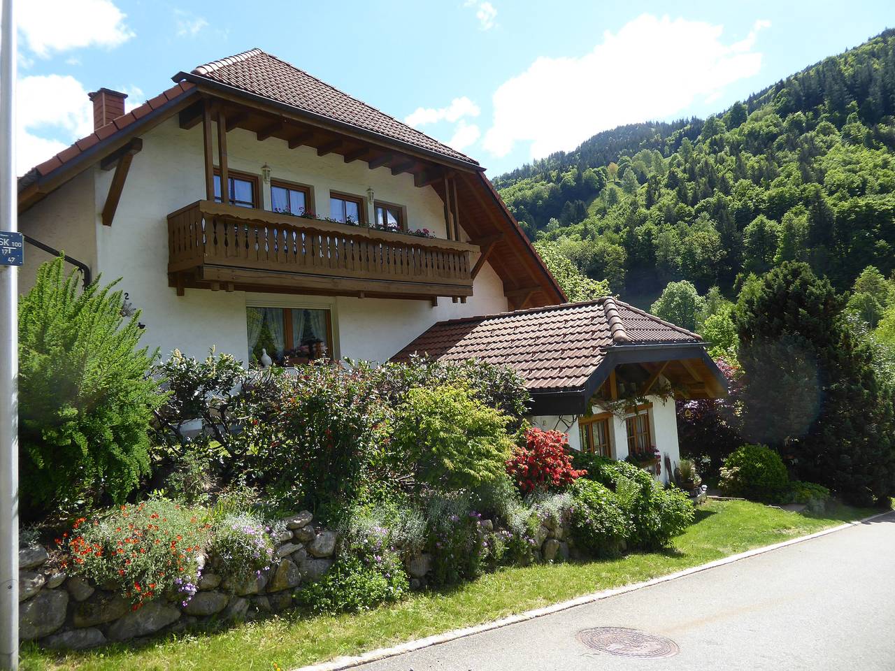 Appartement entier, Appartement "Haus Am Rotwiesenbach" avec vue sur les montagnes, terrasse privée et Wi-Fi in Suedlicher Schwarzwald, Todtnau