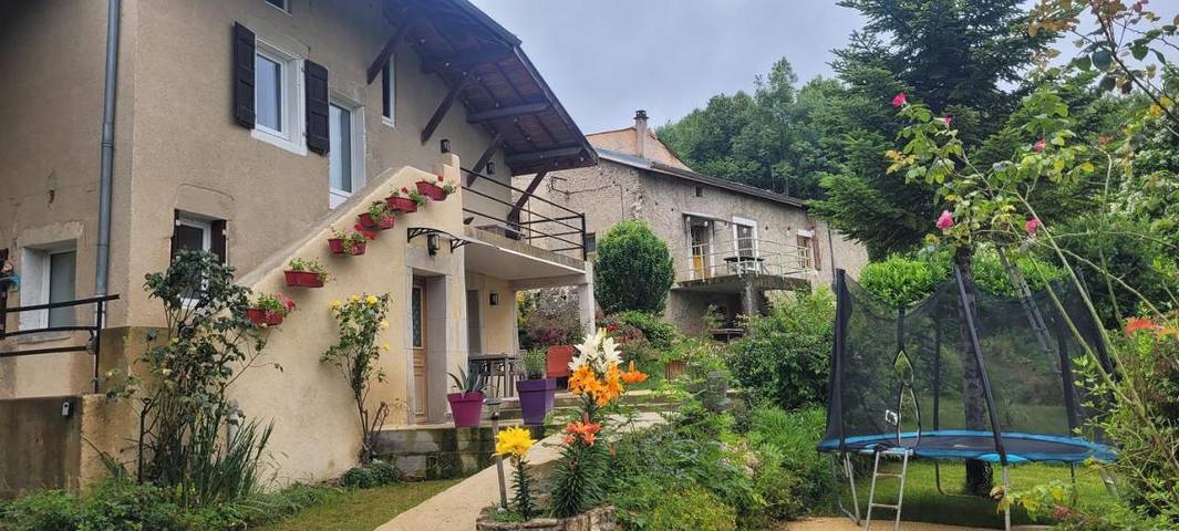 Location de vacances pour 7 personnes, avec Balcon et Jacuzzi ainsi que Terrasse et Jardin à Hostun
