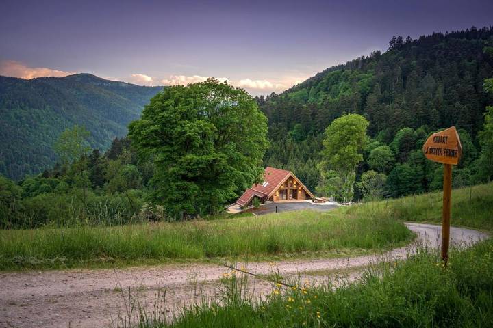 Chalet pour 6 personnes, avec Jacuzzi et Terrasse ainsi que Jardin et Vue à Metzeral