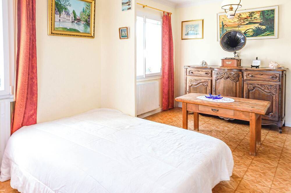 Entire apartment, L'Armor rated 2 stars near Dinard in Ploubalay, Dinan region