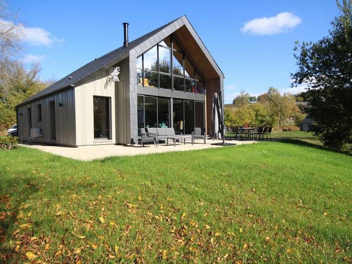 Gîte pour 8 personnes, avec Terrasse et Jardin ainsi que Sauna et Vue sur le lac en Bourgogne