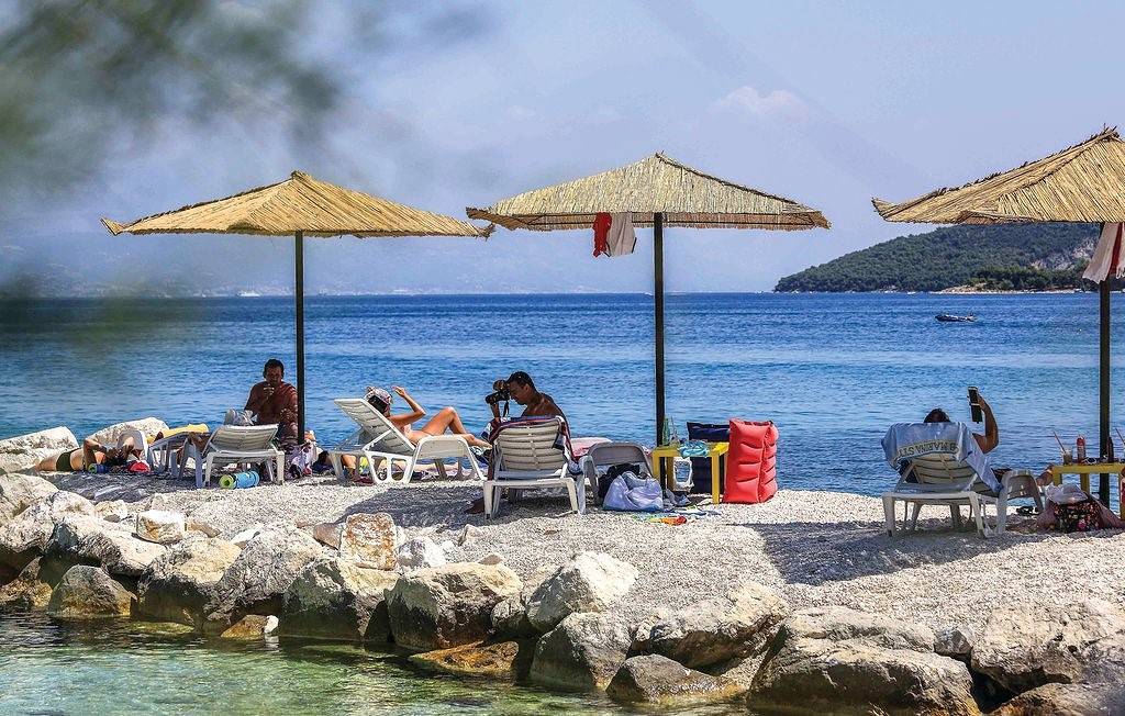 Ferienhaus mit fünf Schlafzimmern nur wenige Schritte vom Strand entfernt in Slatine, Ciovo