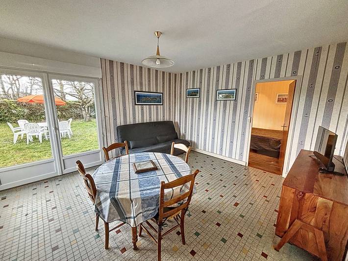 Beachside Getaway: Cozy Cottage with Garden, 150m to Shore in Saint-Pair-sur-Mer, Côte de la Déroute