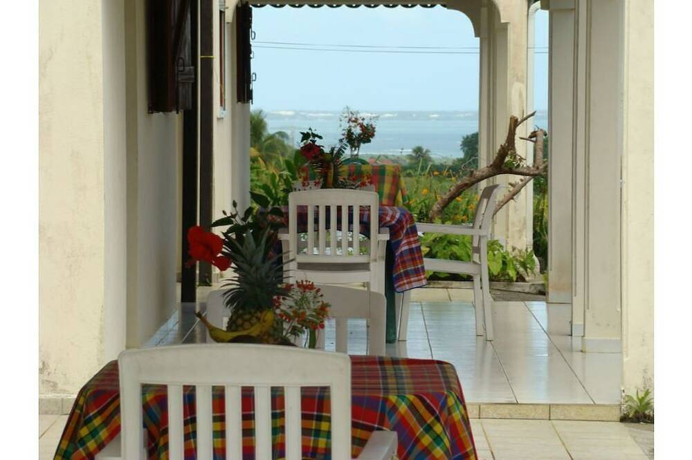 Spacious T3 gîtes, lovely terrace and shared swimming pool, sea view, peaceful setting in Capesterre-Belle-Eau, Guadeloupe (Caribbean)