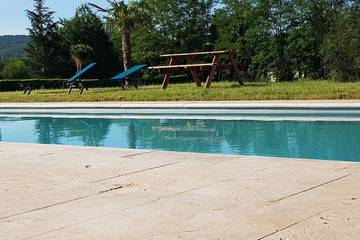 Gîte pour 10 personnes, avec piscine à Tour-de-Faure