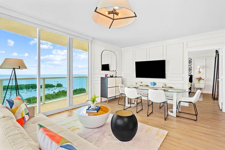 Vacation rental for 4 people, with hot tub and balcony in Coconut Grove