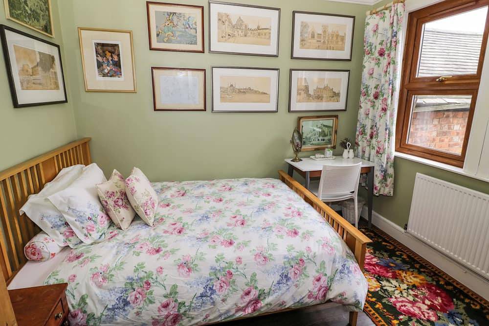 The Gables, pet friendly, character holiday cottage in Rugby in Warwickshire