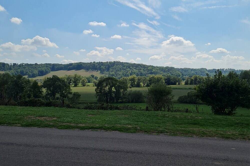 Caravane zen dans petit jardin privé in Haute-Marne