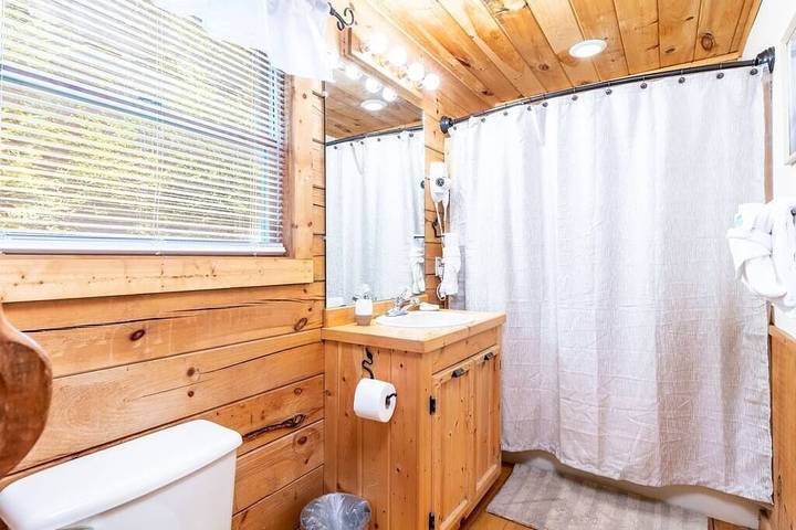 Log cabin for 4 people, with balcony and hot tub, with pets in Pigeon Forge