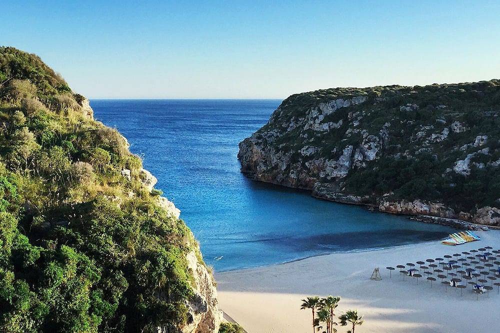 Entire apartment, Casa Luna - Situated Only 5 Minutes Walk From The Amazing Cala En Porter Bay. in Cala en Porter, Alaior Municipality