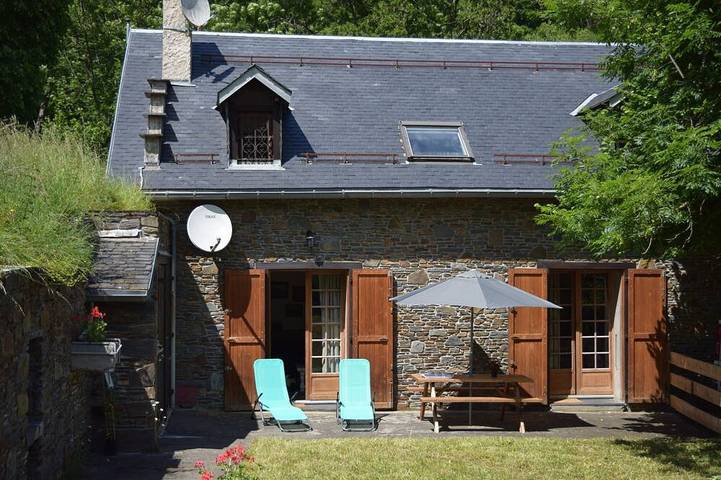 Gîte pour 10 personnes, avec jardin ainsi que jacuzzi et terrasse, animaux acceptés à Benque-Dessous-et-Dessus