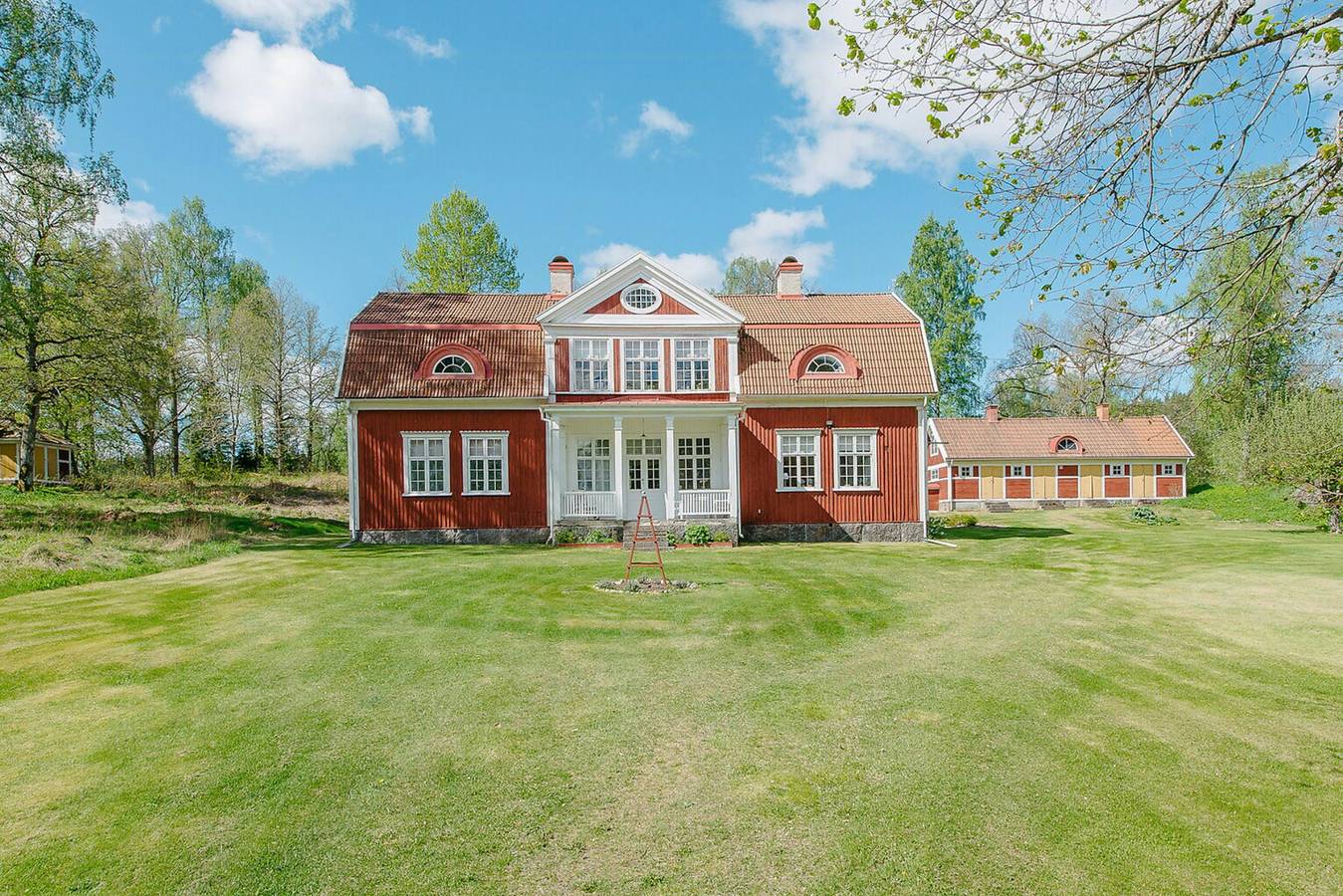 Umgebaute Schule in der Eichenlandschaft von Östergötland in Östergötland