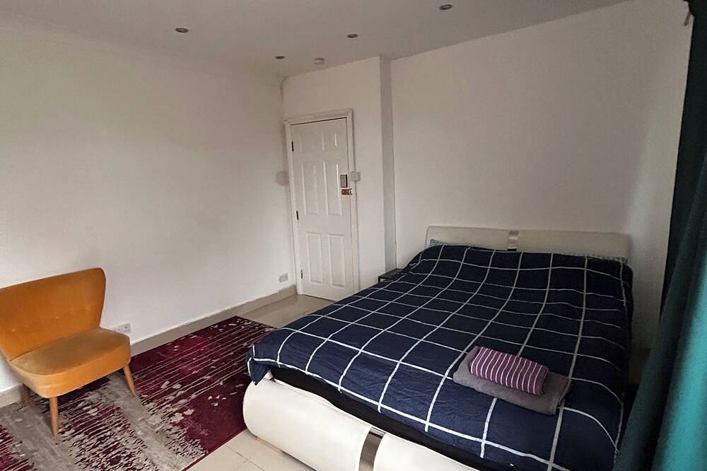 Private Loft- Direct Travel to Central Ldn and Heathrow in Ealing, London
