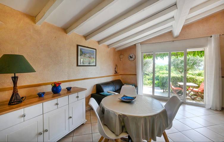 Sarrians Wohnung mit AC, Pool & Internet in Sarrians, Vaucluse