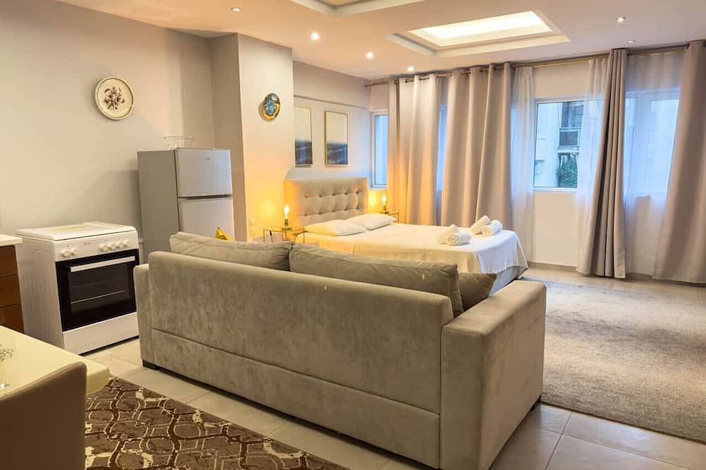 Entire apartment, Glamorous & Spacious Renovated Apartment, Syntagma in Central Section of Athens, Athens