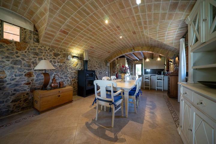 Gîte pour 6 personnes, avec jardin ainsi que terrasse et piscine, animaux acceptés à Bellcaire d'Empordà - 4